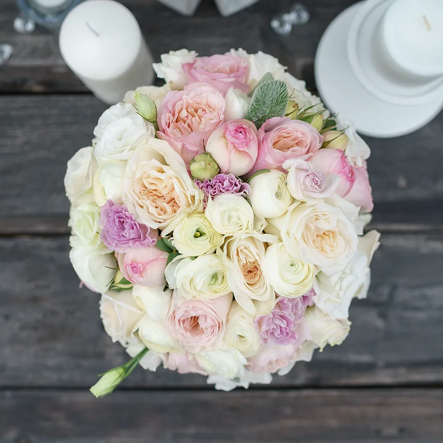 Букет невесты из роз Дэвида Остина, ранункулюсов и эустом (00847)