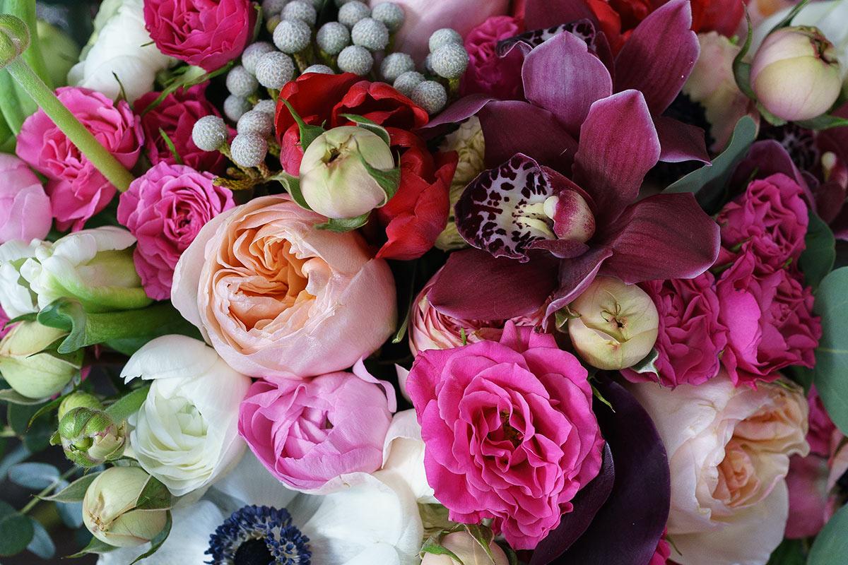 Букет из роз Дэвида Остина, орхидей, ранункулюсов, калл, тюльпанов и анемон (00908)