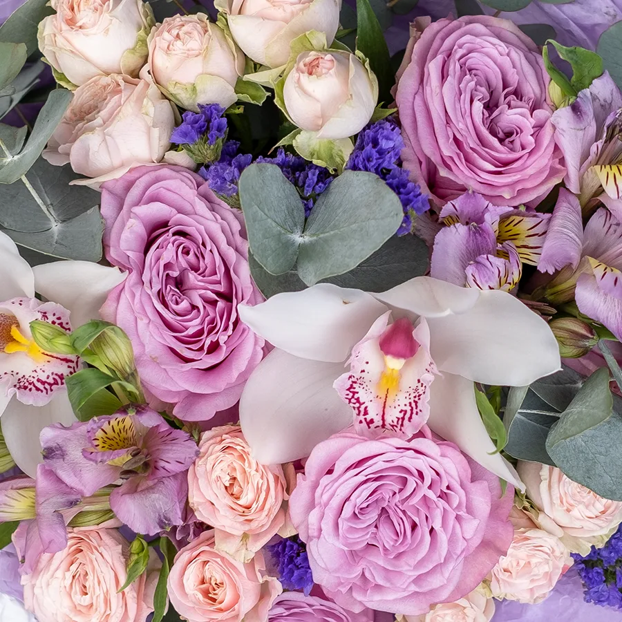 Букет из роз, кустовых роз, орхидей и альстромерий со статице (02379)