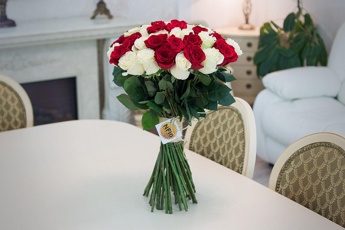 Букет из 51 красной и белой розы (00401)