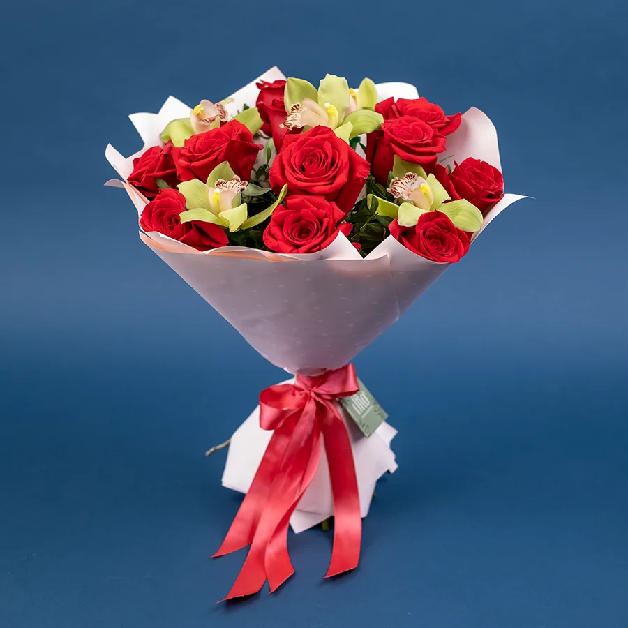 Букет из 17 цветов — красных роз Фридом и зеленых орхидей Цимбидиум (02433)
