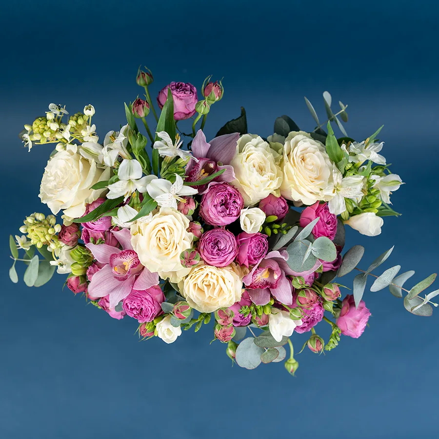 Букет из роз, орхидей, альстромерий и фрезий с орнитогалум (01899)