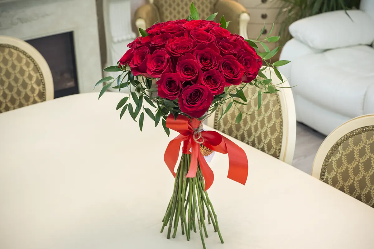 Букет из 29 красных роз в виде сердца (00418)