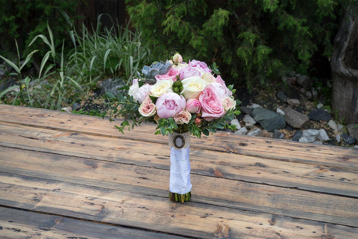 Свадебный букет из пионов, роз, фрезий и эхеверии (00578)