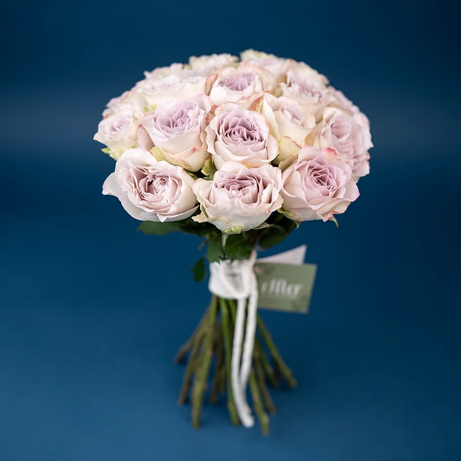 Букет из 19 серебристо-лавандовых роз Сильвер Мемори Лэйн (03074)