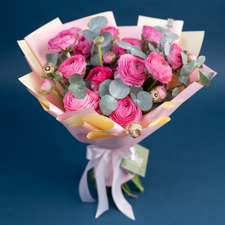 Букет из 15 розовых ранункулюсов Азур Роуз с эвкалиптом (03157)