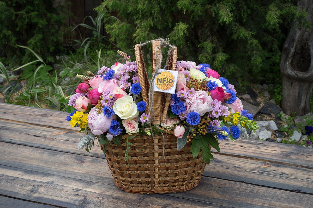 Корзина для пикника с пионами, розами и полевыми цветами (00571)
