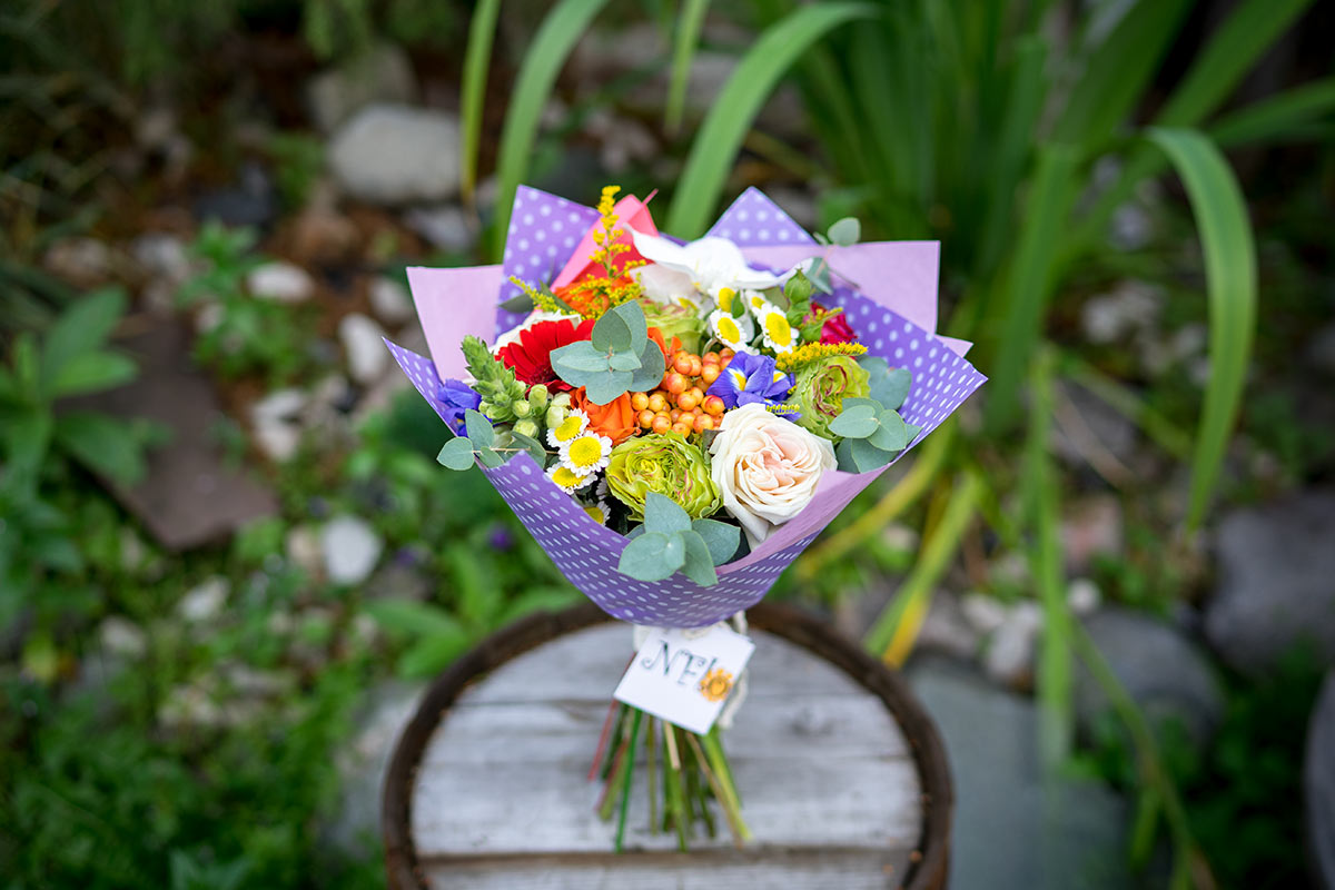 Букет на 1 сентября из роз, орхидей, гербер, хризантем и ирисов (01056)