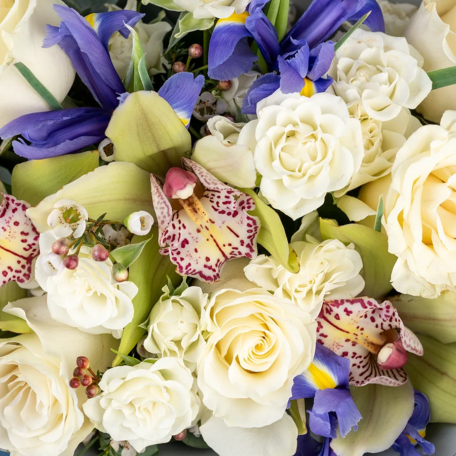 Букет из роз, кустовых роз и орхидей (03866)