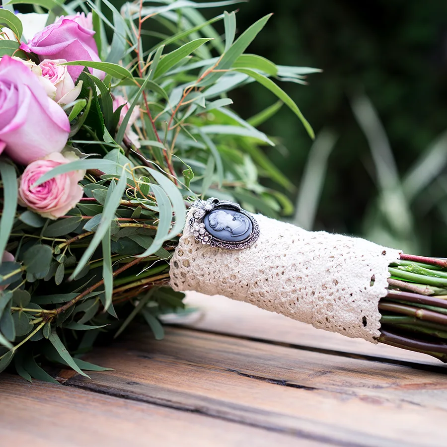 Cвадебный букет из роз, орхидей и эустом с эхевериями (00590)