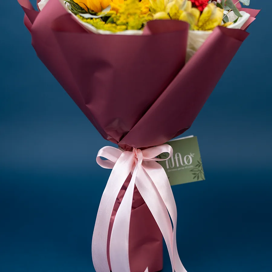 Букет из роз, кустовых роз, гелиантуса, гербер и альстромерии (02609)