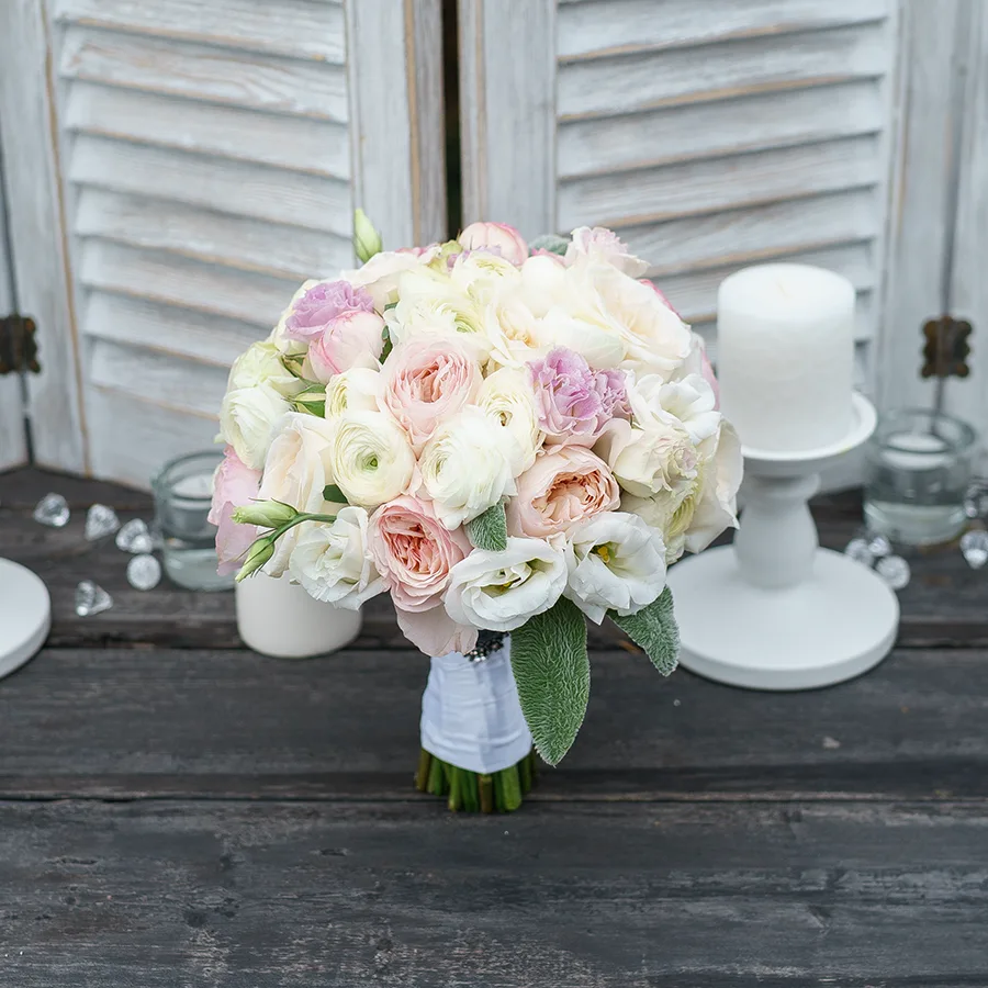 Букет невесты из роз Дэвида Остина, ранункулюсов и эустом (00847)