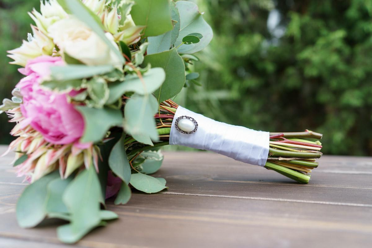 Свадебный букет из пионов, роз, калл и эхеверий (00813)