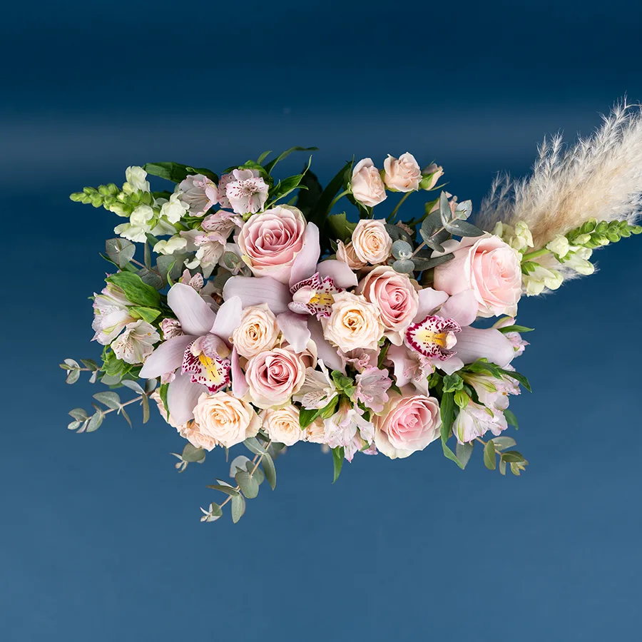 Букет из роз, кустовых роз, орхидей и альстромерий (03839)