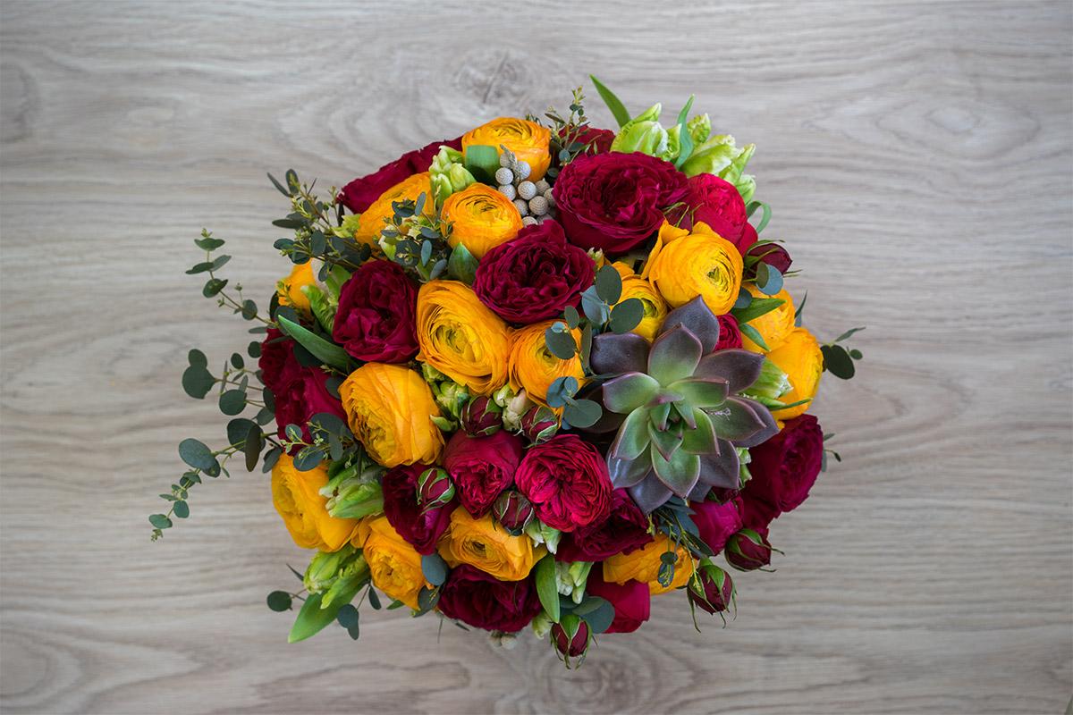 Букет из роз Дэвида Остина Тэсс и Пиано, ранункулюсов, тюльпанов и эхеверии (00489)
