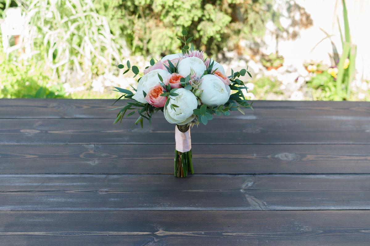 Свадебный букет из белых пионов и роз с серрурией (00809)
