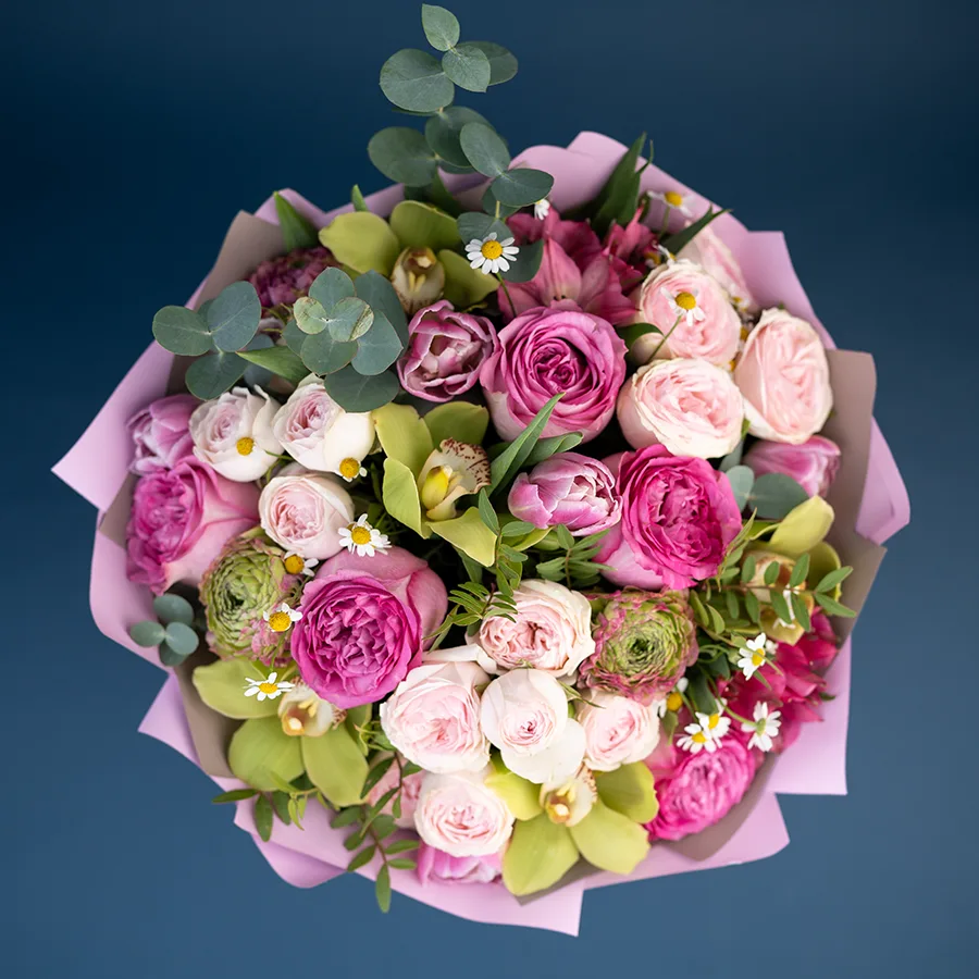 Букет из садовых роз, орхидей, ранункулюсов, тюльпанов и альстромерий (03085)