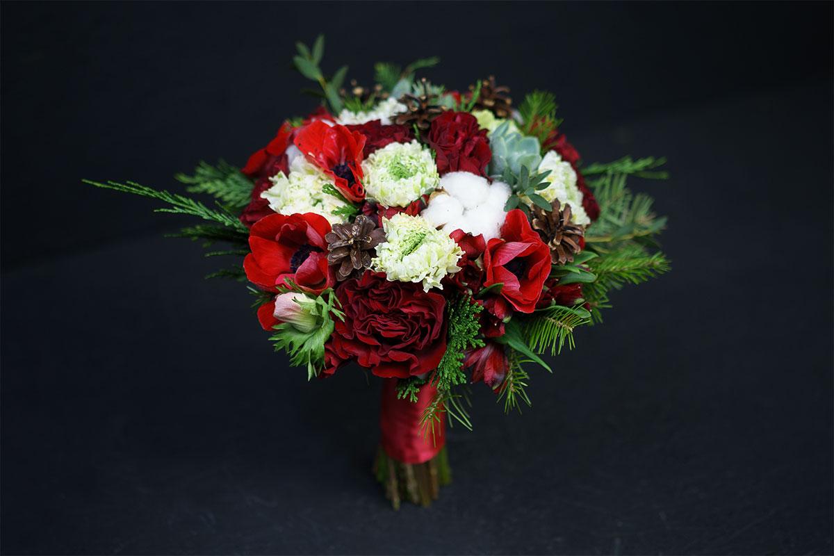 Свадебный букет из роз, ранункулюсов и анемонов с хлопком, шишками и эхевериями (00691)