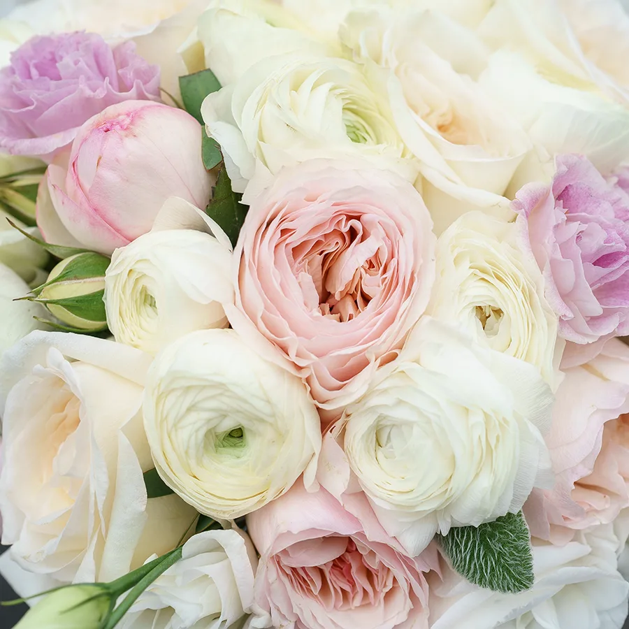 Букет невесты из роз Дэвида Остина, ранункулюсов и эустом (00847)