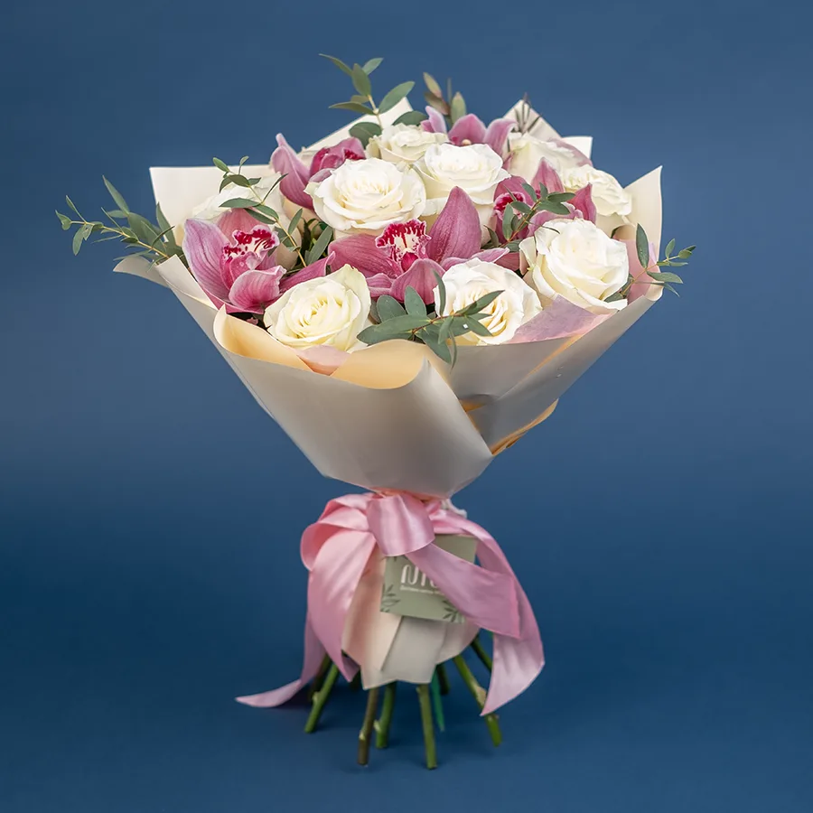 Букет из 17 цветов — белых роз Мондиаль и розовых орхидей Цимбидиум (02431)