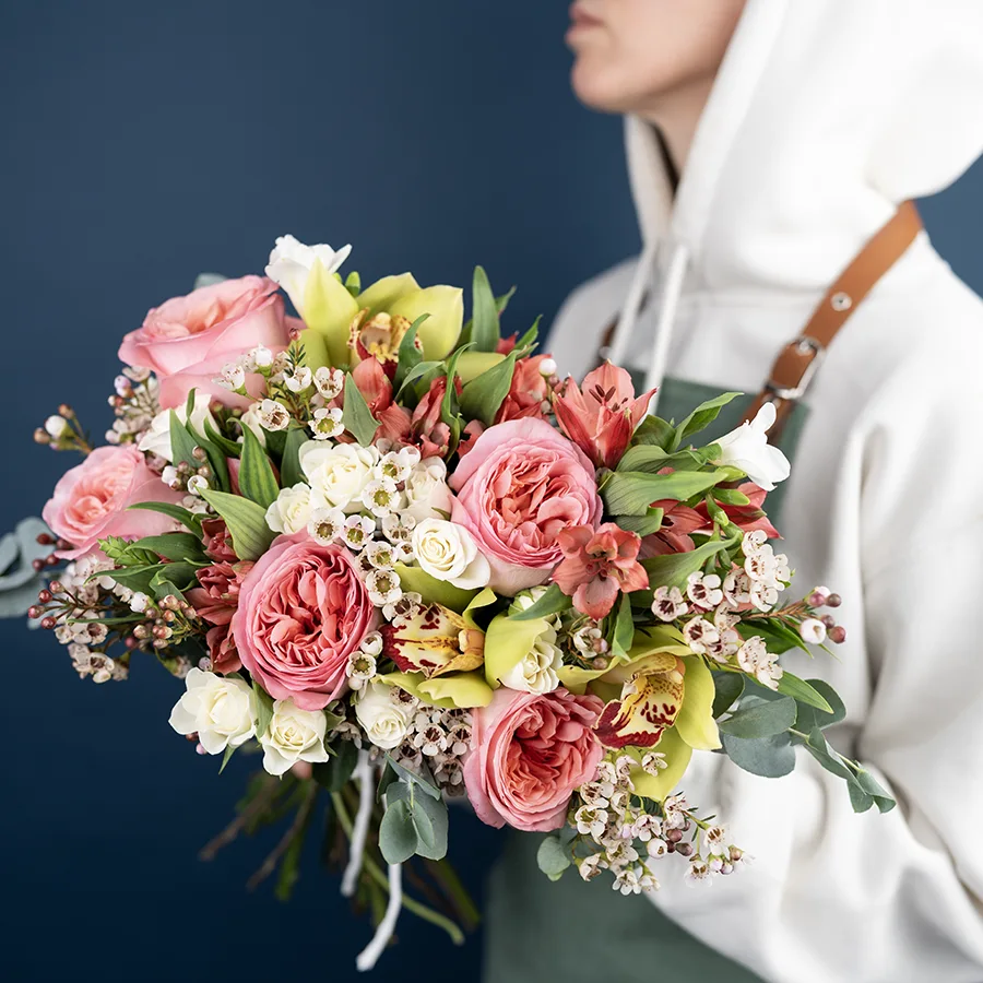 Букет из роз, орхидей, альстромерий и фрезий с хамелациум (03841)