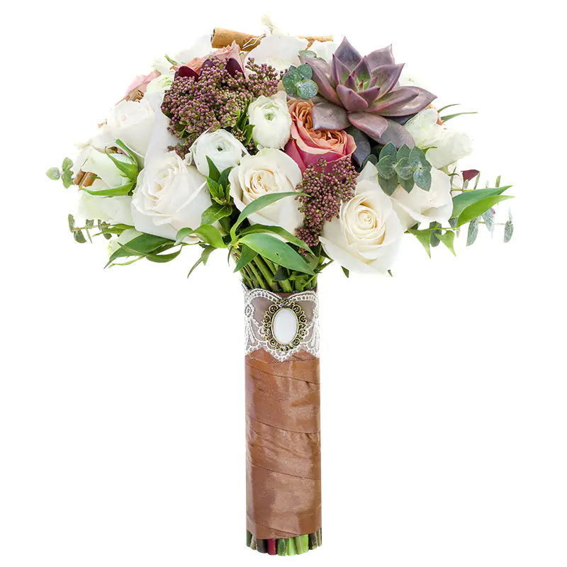 Свадебный букет из роз, ранункулюсов и эхеверии с корицей (00451)