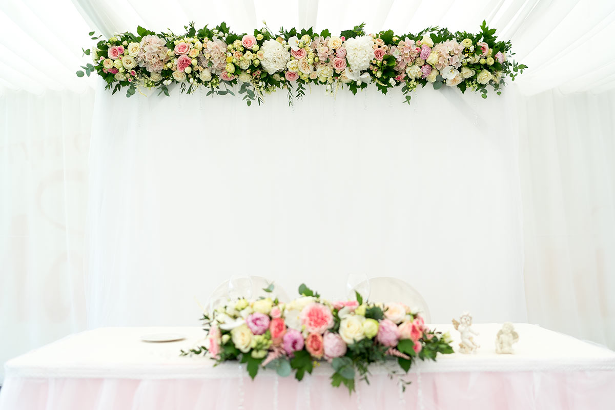 Оформление свадьбы розовым золотом в Малых Карелах ()