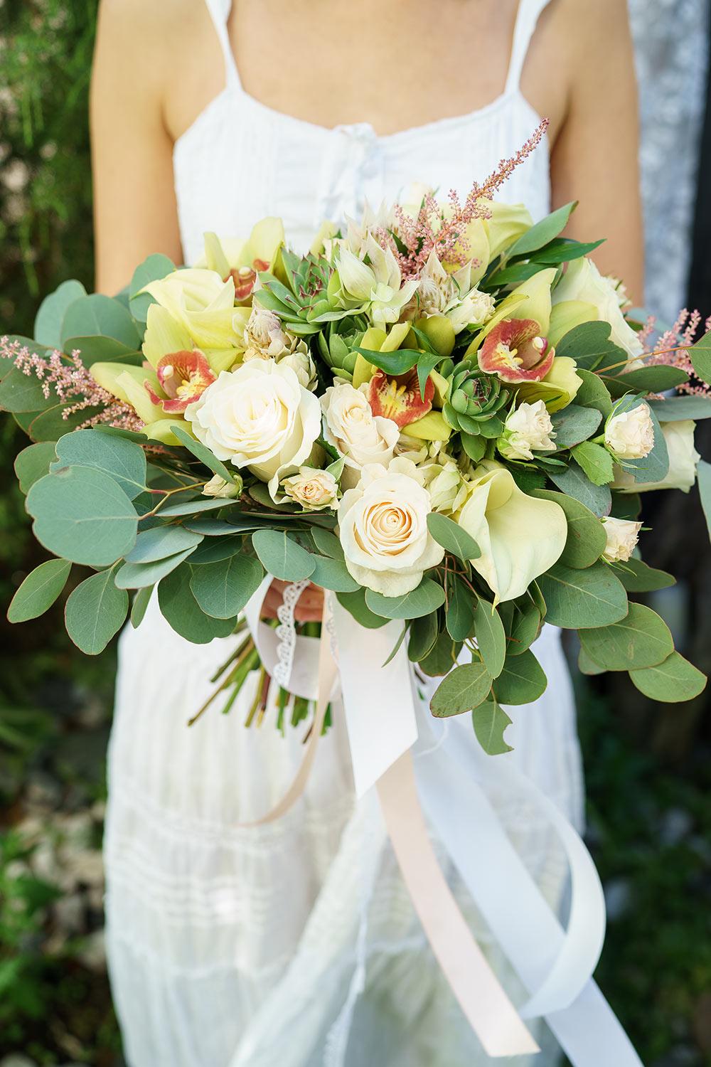 Букет невесты из роз, калл и орхидей с эхеверией (00834)